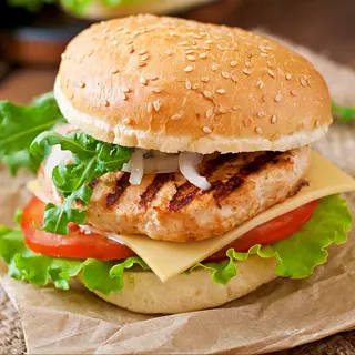 Hamburger de pui cu Cartofi prajiti *(420 gr)