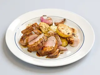 Mușchiuleț de porc în crustă de ierburi cu Sos de piper verde și Cartofi copți
