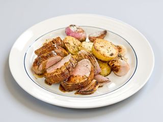 Mușchiuleț de porc în crustă de ierburi cu Sos de piper verde și Cartofi copți