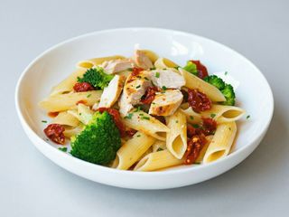 Penne cu piept de pui, rosii uscate si broccoli