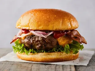 Burger de vită și Cartofi prăjiți *(640 gr)