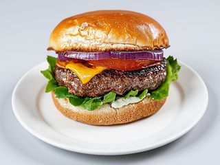 Hamburger de vita cu Cartofi prajiti *(400 gr), Sos *(80 gr)