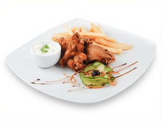 Meniu aripioare cu cartofi prăjiți și sos de usturoi