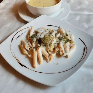 Pene cu piept de pui si ciuperci