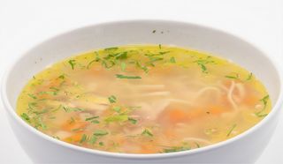 Supa de pui cu taitei si legume