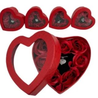 Cutie cadou - trandafiri din sapun + bijuterie