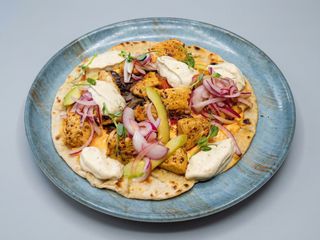Lipie cu cubulete de pui,hummus cu ardei copt,sos aioli