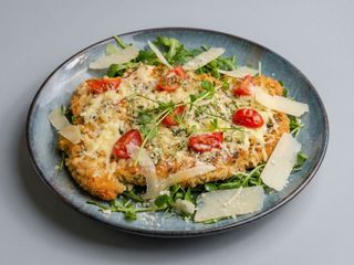 Snitel de vita wine-art,salata rucola si rosii cherry