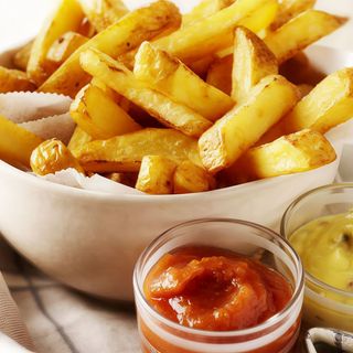 Cartofi pai cu ketchup și maioneză