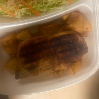 Meniu pulpa dezosată, cartofi prajiti, sos usturoi