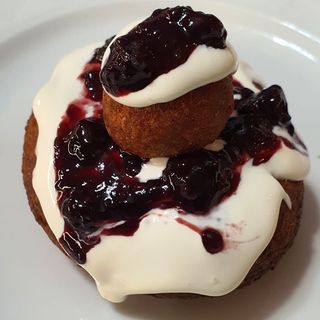 Papanași cu dulceață de struguri