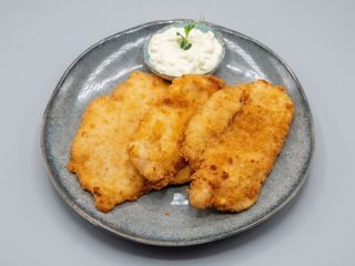 Șnițel pui cu sos remoulade 