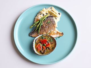 Dorada , piure de cartofi cu masline,sparanghel si sos mediteranean