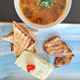 Meniu Ciorba de legume+ Pulpa de Pui dezosata +piure de cartofi