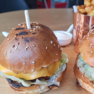 Mini Cheesburger + Cartofi prajiti 