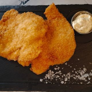 Snitel de Curcan cu sos Remoulade