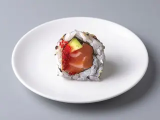 Sushi ura maki - American spicy salmon
