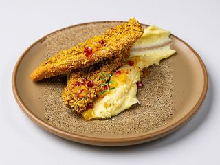 Biban de mare in crusta de porumb cu piure de cartofi si sos de mango cu rodie