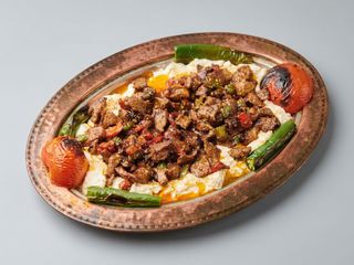 Alinazik - Pulpă de berbecuț, cu vinete și iaurt