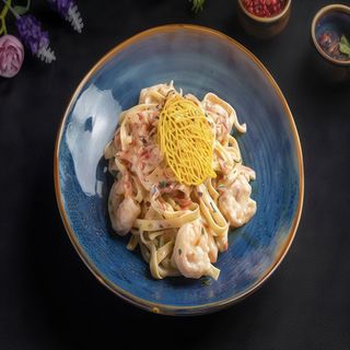 Tagliatelle cu somon afumat, creveți în sos de smântână