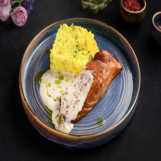 Somon în crustă de piper roz cu orez și turmeric