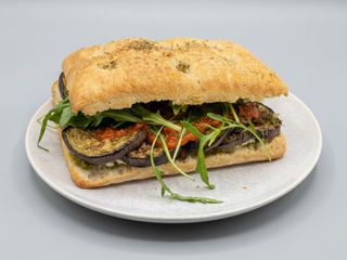 FOCACCIA CU LEGUME LA GRĂTAR, PESTO & CHIMICHURRI