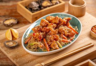 Pui cu susan & noodles (inclus sos dulce picant)