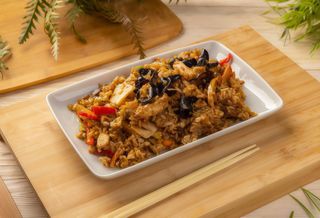 Orez prăjit cu pui, legume și ciuperci