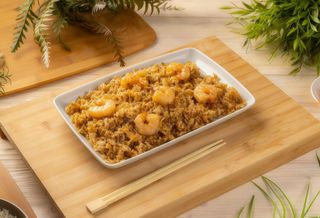 Orez prăjit cu ou și creveți