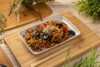 Orez prăjit cu legume și ciuperci