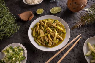 Pui curry cu lapte de cocos