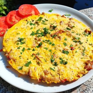 Omletă cu legume și bacon