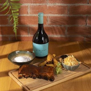 Bbq ribs cu cartofi wedges și salată coleslaw