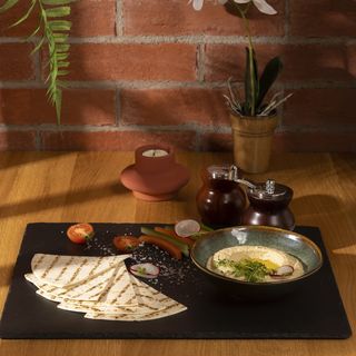 Hummus cu mușchi de vită și semințe de pin