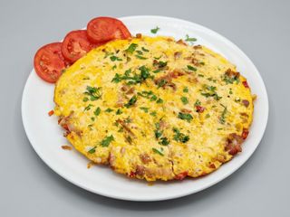 Omletă cu legume și bacon