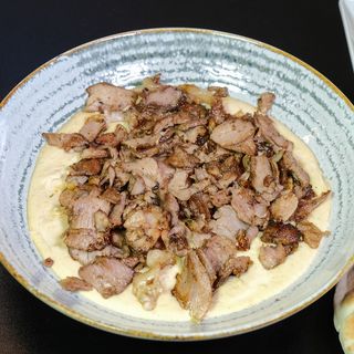 Hummus Shaorma with turkey in plate