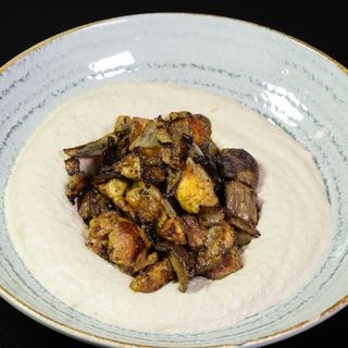 Hummus with mix shaorma in plate