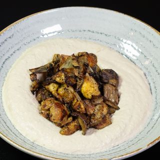 Hummus Jerusalem mix in plate