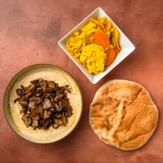 Hummus Shaorma with turkey in plate