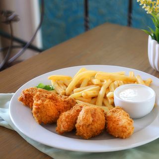 Aripioare crocante cu cartofi prăjiţi şi sos alb cu usturoi 240/150/50 g