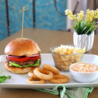 Burger cu cartofi, salată coleslaw cartofi prajiti si inele de ceapă 300/100/120/40 g