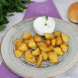 Cartofi aurii cu sos alb de usturoi 150/50 g