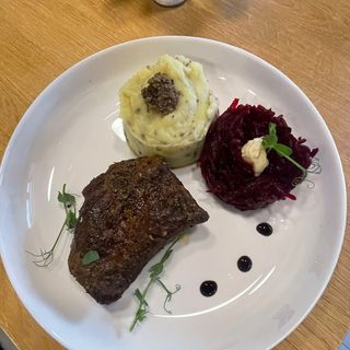 Obrajori de vitel cu pireu de trufe si salata de sfecla rosie 250+200 250+200