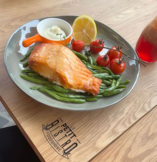 Somon la cuptor cu fasole verde și roșii cherry