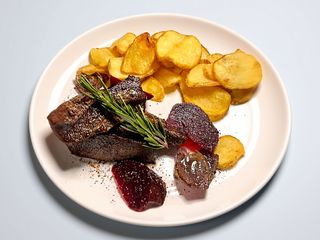 Ficat de vitel cu petale de cartofi prajiti 300 gr