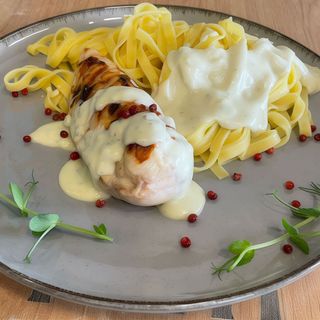 Tagliatelle cu pui si sos gorgonzola 420 gr