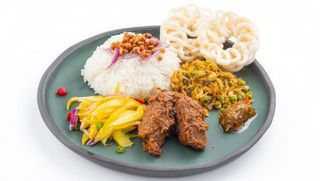 Nasi ayem - tocană de vită cu legume urap - iute.