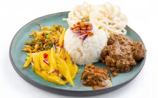 Bebek betutu Bali (iute) - rață cu iarbă de lămâie și legume urap