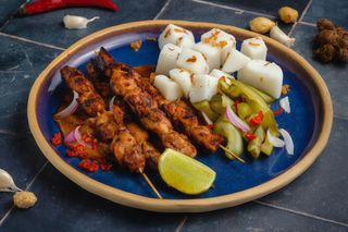 Sate ayam - frigărui de pui cu sos de alune