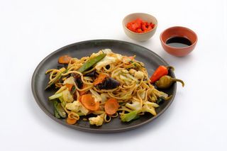 Tăiței prăjiți cu porc și legume - Mie kecap babi 